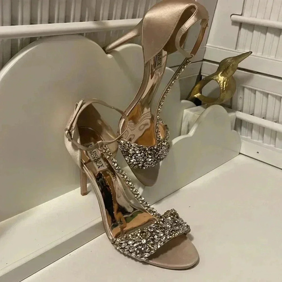 Badgley Mischka Collection Badgley Mischka Crystal Embellished great condition - Picture 9 of 12